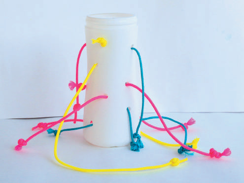 дриль;   порожня пластикова ємність;   мотузка, стрічка або мотузка