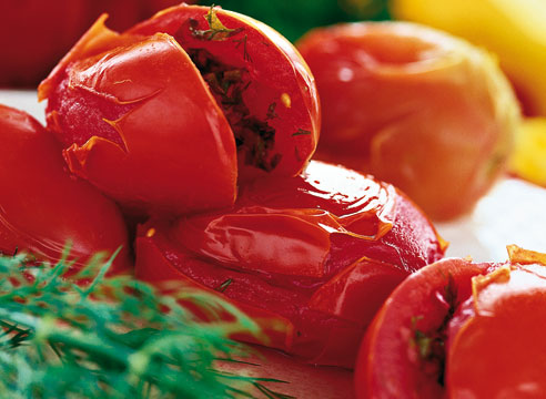 Фаршировані помідори заливають томатним соком і стерилізують