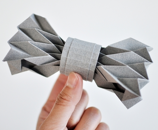 Сьогодні ми ознайомився з дуже оригінальною ідеєю створення краватки метелики з паперу в техніці орігамі