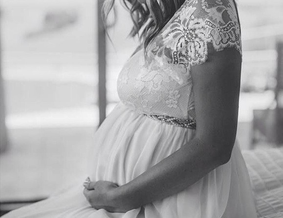 Наречена в положенні, вибираючи сукню, повинна керуватися двома факторами: приховати або підкреслити животик, виходячи з терміну вагітності, і бути повітряної і романтичною, як і личить нареченій