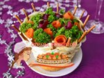 Цей салат кошик зможе стати головним блюдом на будь-якому святковому столі, адже його зовнішній вигляд прикрасить, як Новорічний стіл, так і стіл на день народження або інше свято