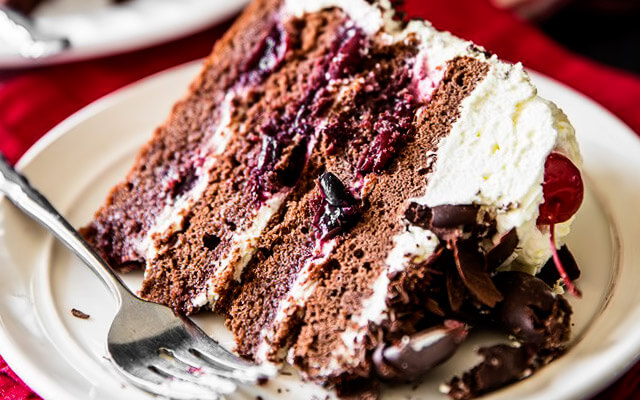 Пропонуємо приготувати в домашніх умовах класичний торт Чорний ліс з покроковим фото з вишнею