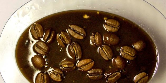 Поверхня мила можна прикрасити цілими кавовими зернами