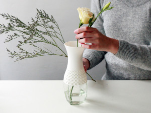 Використовуючи поєднання пластикової тари і звичайної трилітрової банки, ви також можете виготовляти своїми руками красиві вази