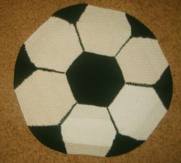 Нарешті я закінчила в'язати килимок гачком для старшого сина у вигляді футбольного м'яча