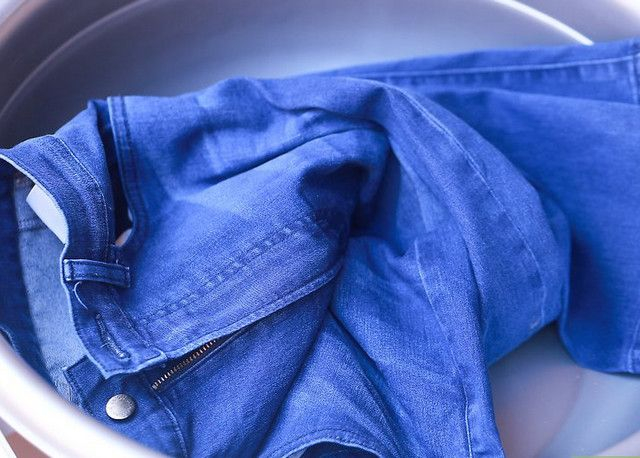 Якщо вода буде гаряче 60 градусів, джинсова тканина сильно «сяде» і потім таку річ неможливо буде носити