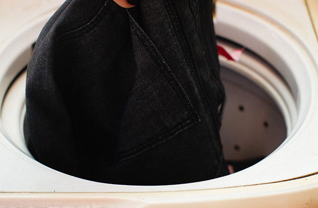 Крім того, наявність великої кількості пар джинсів в одній машинці може привести до пошкодження тканини
