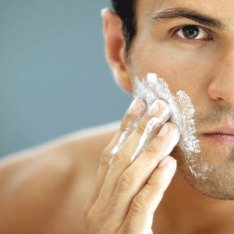 Чоловіки ненавидять гоління, вони встають вранці і з сумом дивляться на своє відображення в дзеркалі