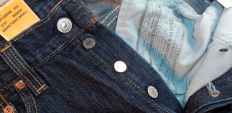 На фейковий джинсах болти мають вм'ятини, нерівні або нечіткі написи