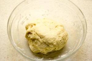 Попередньо размятое масло або маргарин збивають в посуді дерев'яною лопаткою, поступово додають суміш сметани з яйцями, потім борошно і швидко - протягом 20-30 секунд - замішують тісто