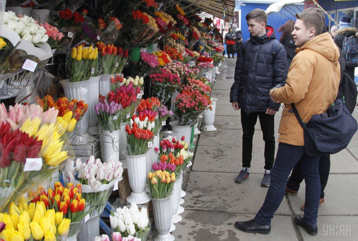 У цьому році продажі головного атрибуту свята - квітів значно зросли, в порівнянні з 2017 роком
