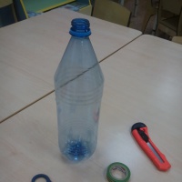 Подарунок татові з пластикової пляшки   Завдання: Ознайомлення дітей з умінням приготувань простої форми з пластикової пляшки