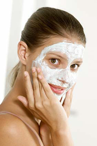 Перед тим як зробити маску для обличчя з глини необхідно очистити поверхню шкіри від косметики, а так само заздалегідь підготувати всі необхідні інгредієнти, так як маску необхідно наносити відразу, поки глина НЕ підсохла