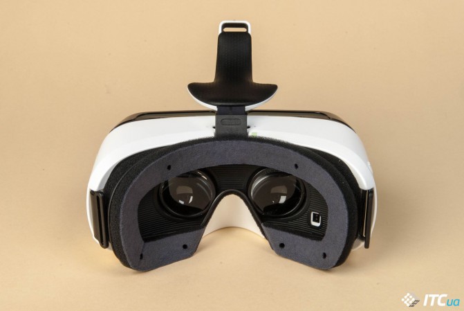 Манжета-ущільнювач виконана з поролоновою прокладки, яка обклеєна м'якою оксамитовою тканиною - завдяки їй окуляри дуже щільно і в той же час м'яко притискаються до лиця, що підвищує комфорт, але робить неможливим використання Samsung Gear VR разом зі звичайними окулярами