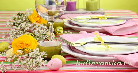 На Великдень це можуть бути цікаво декоровані кошики   з фарбованими яйцями   , Фігурки великодніх кроликів і курчат, перші весняні квіти, підставки для яєць