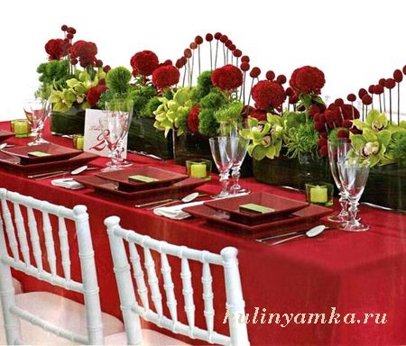 На скляну весілля можна поставити в центр столу красиву композицію зі скла, наприклад, у формі двох голубків або лебедів