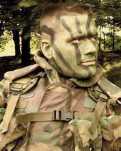 На знімку солдатів пофарбував обличчя неправильно, хоча подібна розфарбування популярна серед американських солдатів (вважається, що вона схожа на бойовому розфарбуванні американських індіанців і страхітливо діє на ворога)