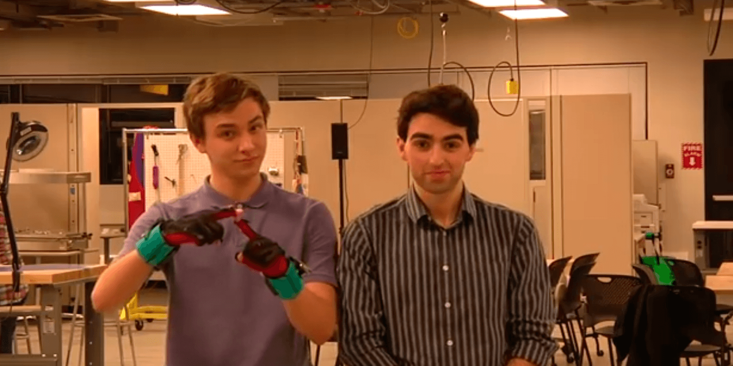 Два кмітливих хлопця з США винайшли рукавички, які можуть допомогти німим людям спілкуватися з тими, хто не знає мови жестів