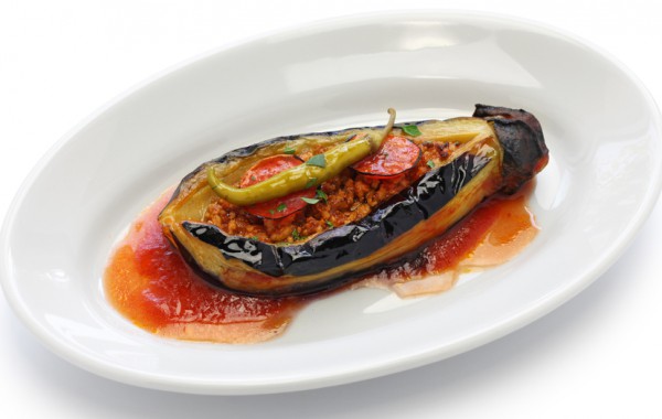 Карниярик - це блюдо турецької кухні, яке представляє собою фаршировані баклажани з начинкою і м'яса, томатів і гострого перцю