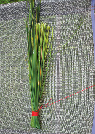 Затягувати нитку потрібно якомога сильніше, оскільки, коли трава висохне, вона зменшиться в обсязі